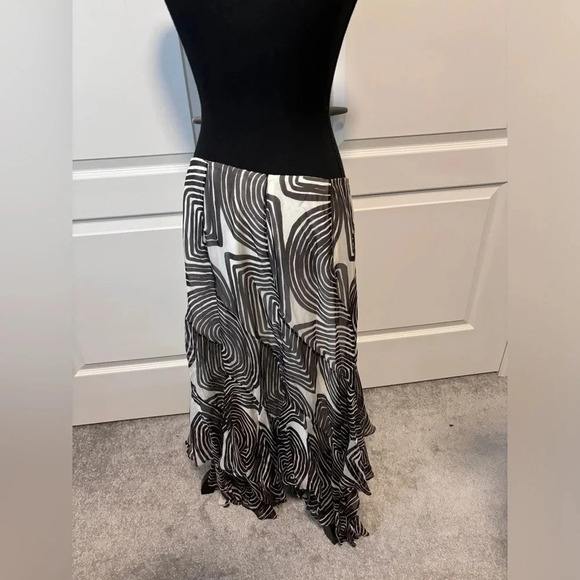 Vintage | Dana Buchman | 100% Silk Flowy Skirt W/ Asymmetrical Hem |  Size 10 - Picture 4 of 7